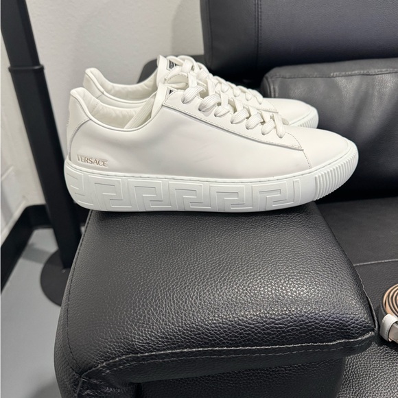 Men Versace Greca Sneakers White,Size 43, only worn once!